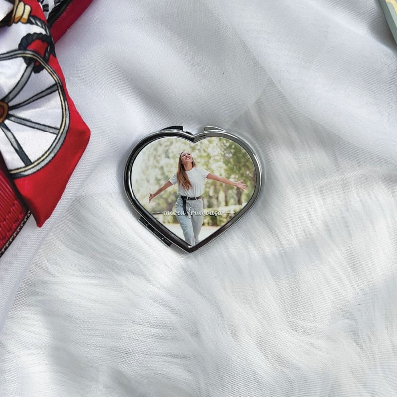 Oglinda de poseta in forma de inima personalizata cu poza si textul "mereu frumoasa"
